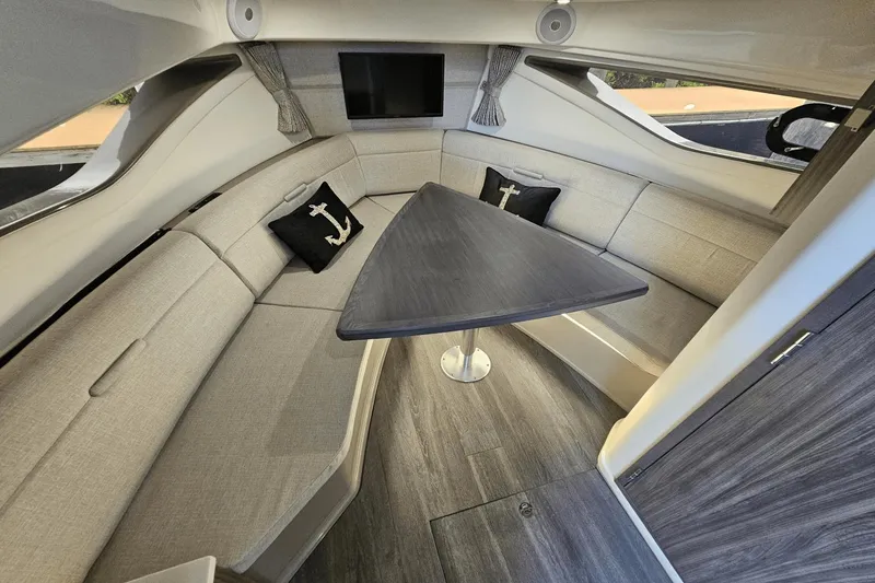 Slide: The Image of Sea Ray 320 Sundancer OB 2022 - 18