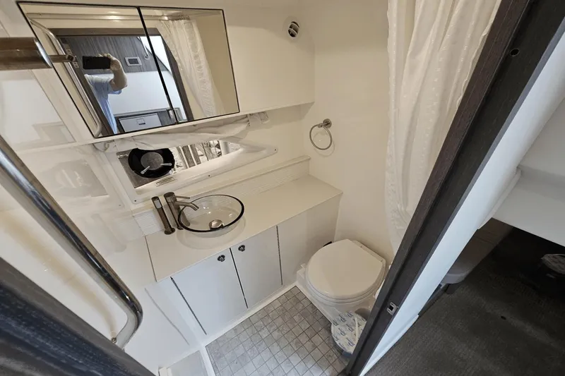 Slide: The Image of Sea Ray 320 Sundancer OB 2022 - 19