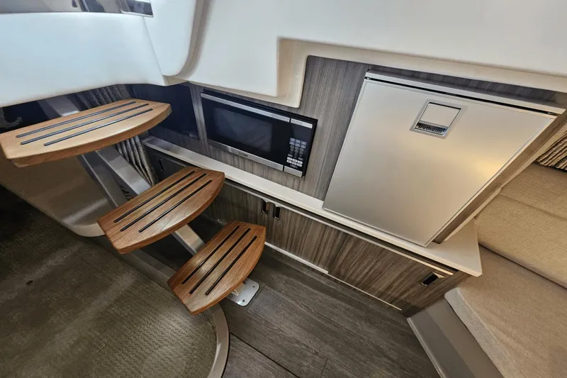 Slide: The Image of Sea Ray 320 Sundancer OB 2022 - 20