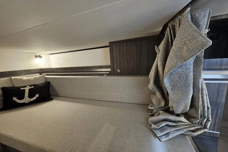 Slide: The Image of Sea Ray 320 Sundancer OB 2022 - 21