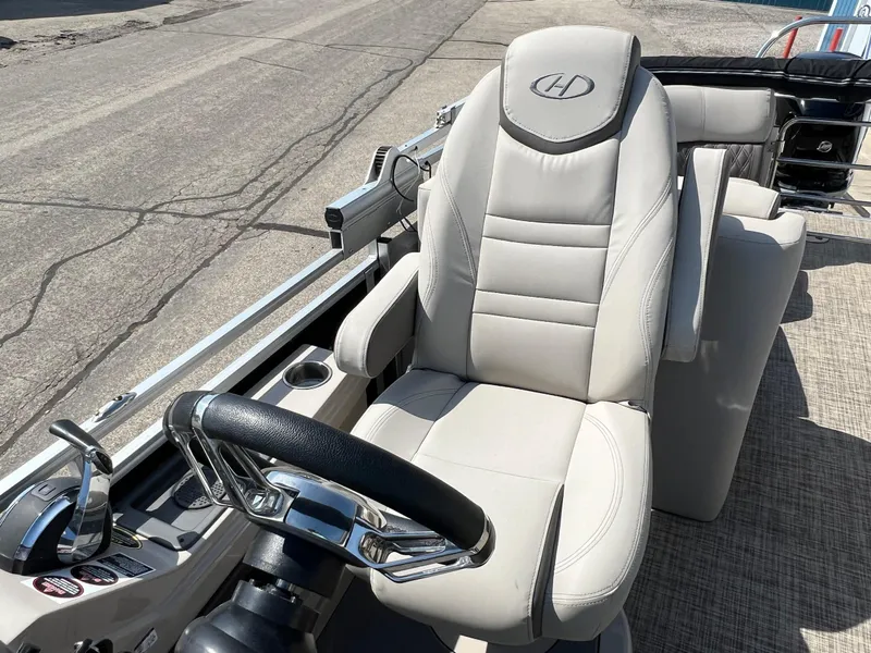 Slide: The Image of Captain's chair on 2020 Harris FloteBote H SOL 250 CWDH TT pontoon boat. - 20