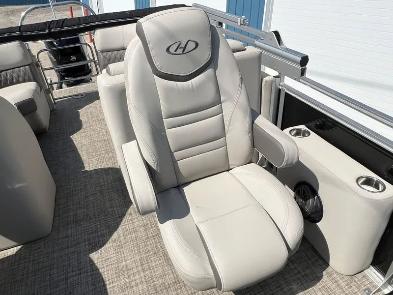 Slide: The Image of Luxurious seating on 2020 Harris FloteBote H SOL 250 CWDH TT pontoon boat. - 21