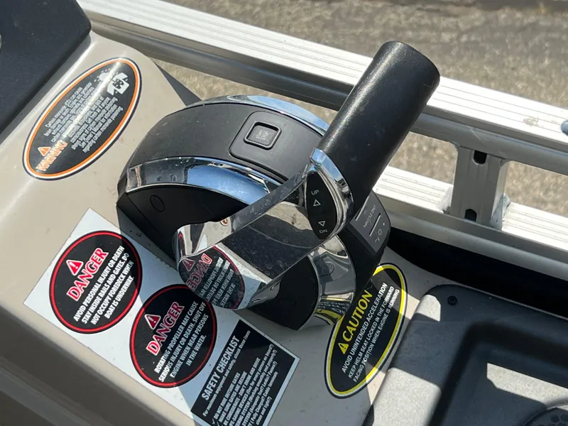 Slide: The Image of Throttle control of 2020 Harris FloteBote H SOL 250 CWDH TT with safety warnings. - 26