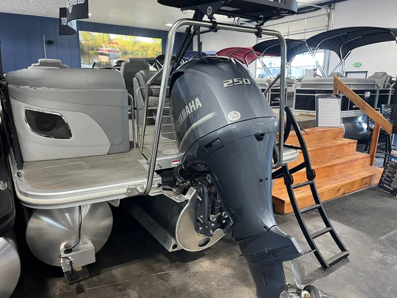Slide: The Image of 2023 Bennington 23 LXFB pontoon boat with Yamaha 250 outboard motor in showroom. - 17