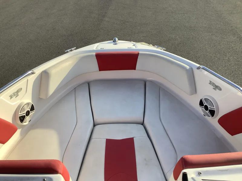 Slide: The Image of 2014 Chaparral 21 H2O boat interior with red and white seating. - 16