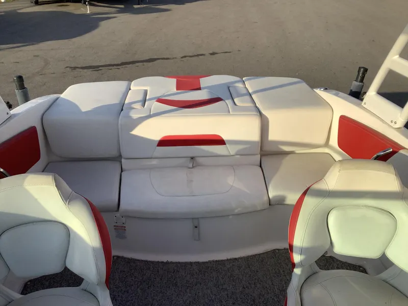 Slide: The Image of 2014 Chaparral 21 H2O boat interior with white and red seating. - 19