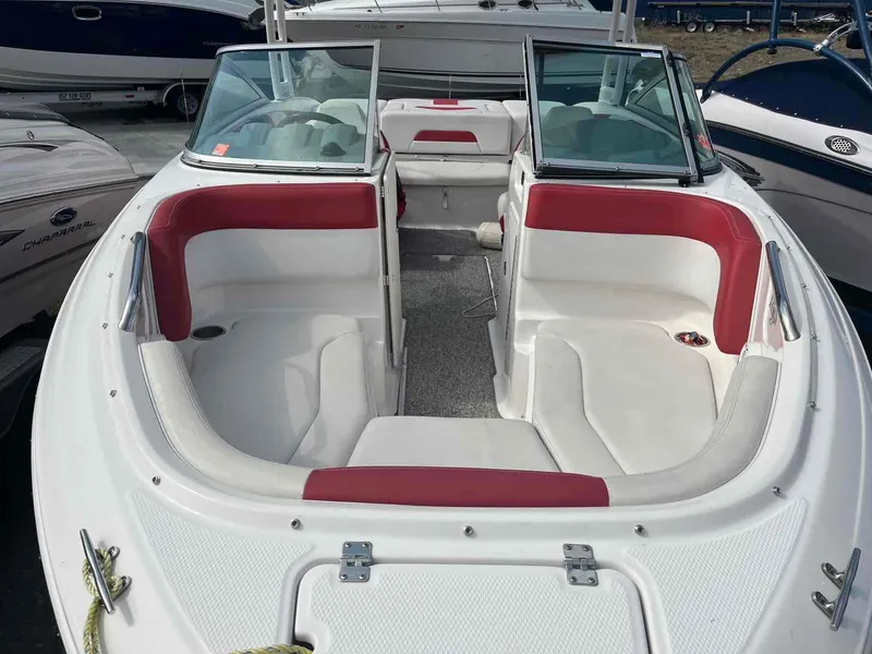 Slide: The Image of 2014 Chaparral 21 H2O boat interior with red and white seating. - 4