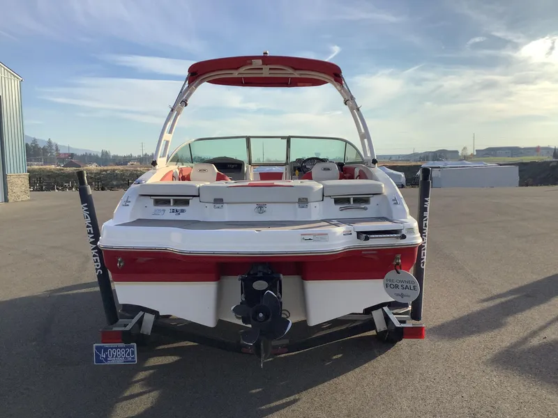 Slide: The Image of 2014 Chaparral 21 H2O boat for sale, rear view, red and white design. - 9