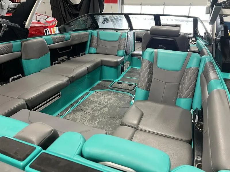 Slide: The Image of Malibu M240 2021 - 10