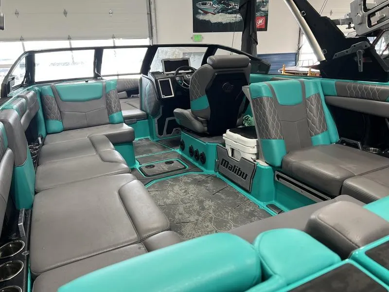 Slide: The Image of Malibu M240 2021 - 12