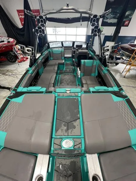 Slide: The Image of Malibu M240 2021 - 14