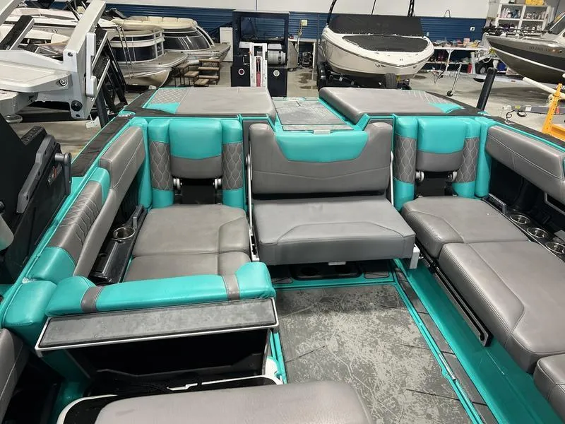 Slide: The Image of Malibu M240 2021 - 15