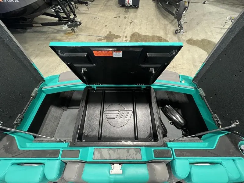 Slide: The Image of Malibu M240 2021 - 18