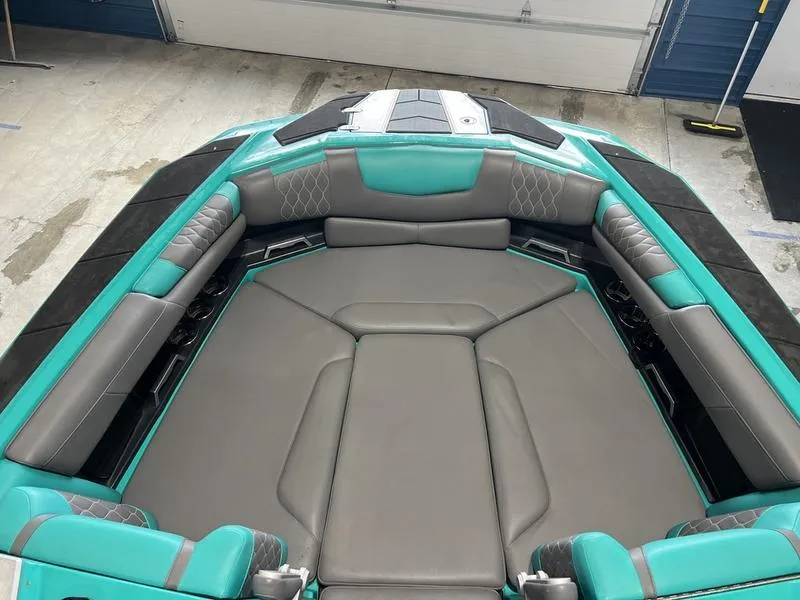 Slide: The Image of Malibu M240 2021 - 20