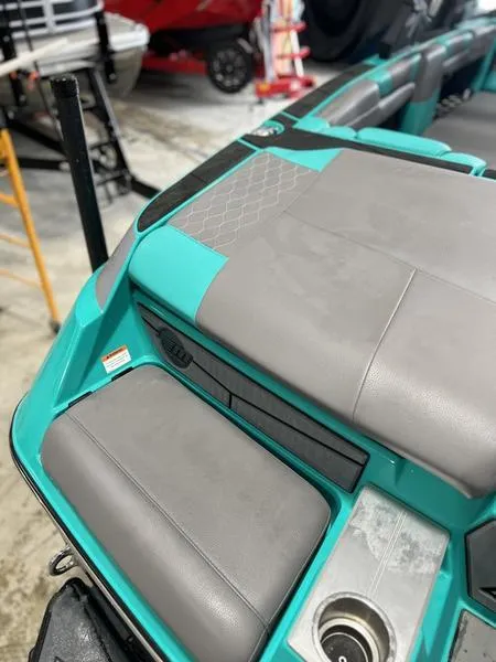 Slide: The Image of Malibu M240 2021 - 22