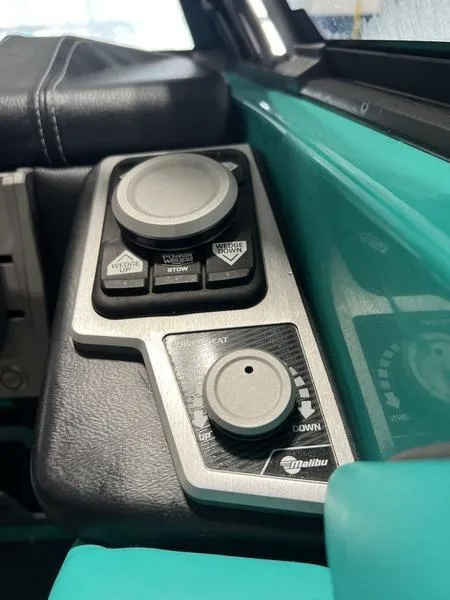 Slide: The Image of Malibu M240 2021 - 24