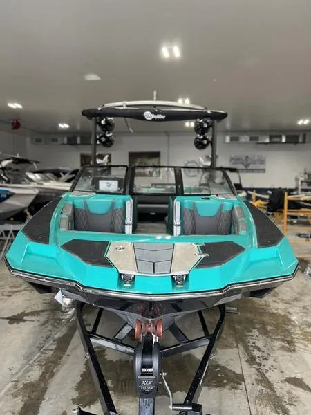 Slide: The Image of Malibu M240 2021 - 3