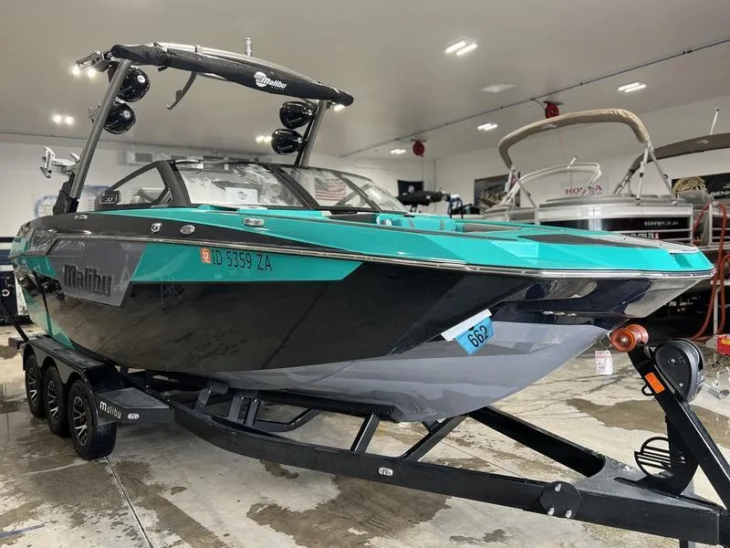 Slide: The Image of Malibu M240 2021 - 4