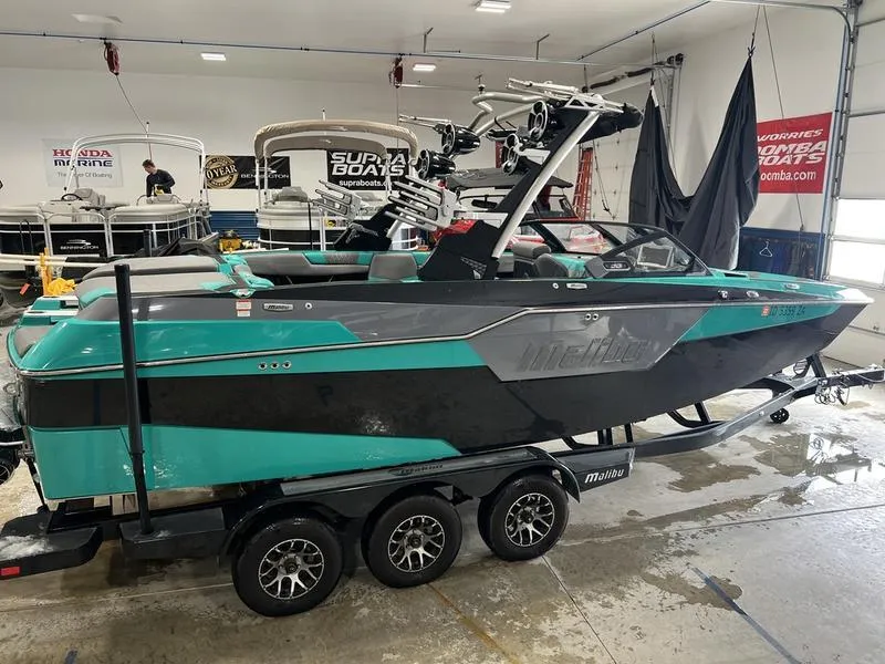 Slide: The Image of Malibu M240 2021 - 5