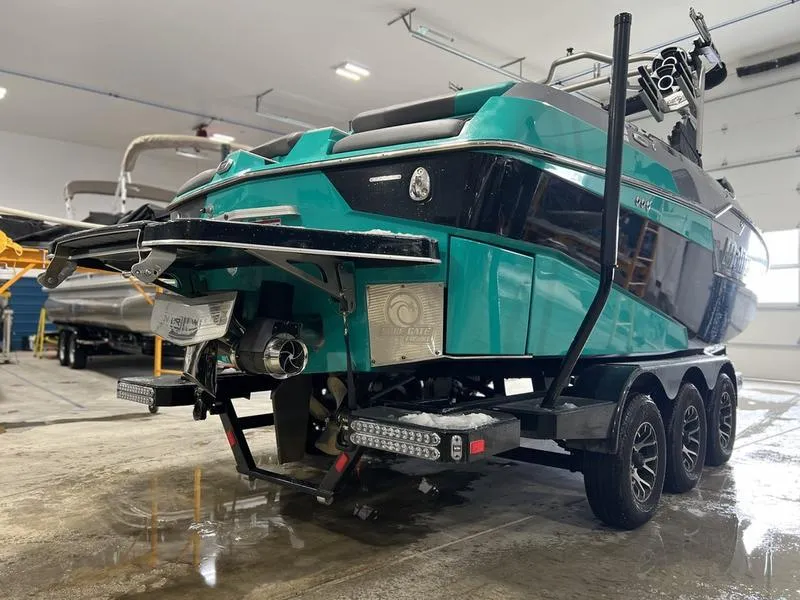 Slide: The Image of Malibu M240 2021 - 6