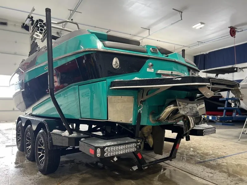 Slide: The Image of Malibu M240 2021 - 7