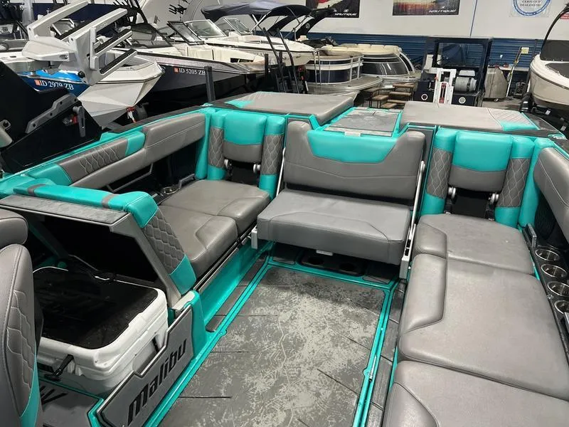 Slide: The Image of Malibu M240 2021 - 8