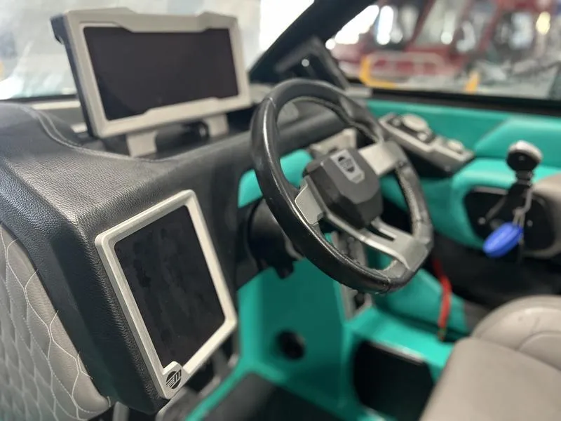 Slide: The Image of Malibu M240 2021 - 9