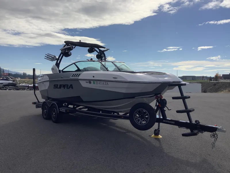 Slide: The Image of 2017 Supra SA 450 boat on trailer under a clear blue sky. - 4