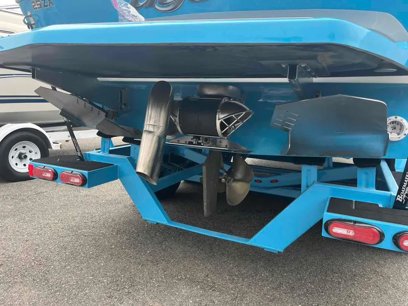Slide: The Image of 2023 Tigé 25ZX boat stern with propeller and exhaust system. - 6