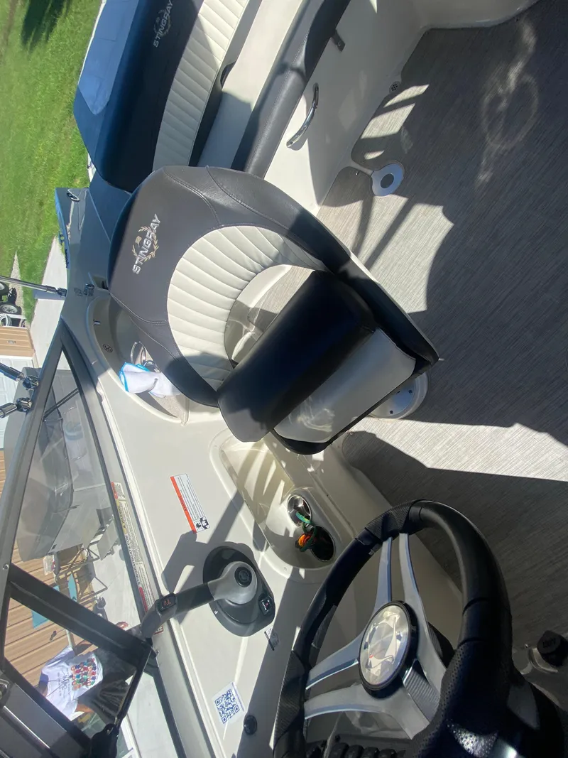 Slide: The Image of 2017 Stingray 215LR - 14