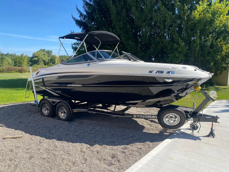 Slide: The Image of 2017 Stingray 215LR - 4