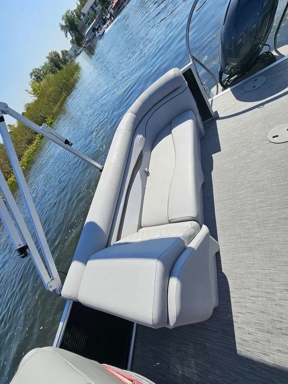 Slide: The Image of 2023 Bennington 24 SSR pontoon boat with sleek seating on a sunny day by the water. - 13