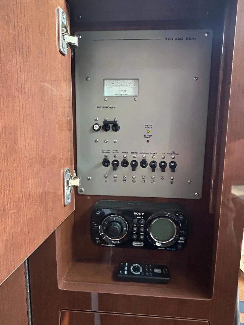 Slide: The Image of Control panel and audio system inside a 2014 Four Winns Vista 275 boat. - 10