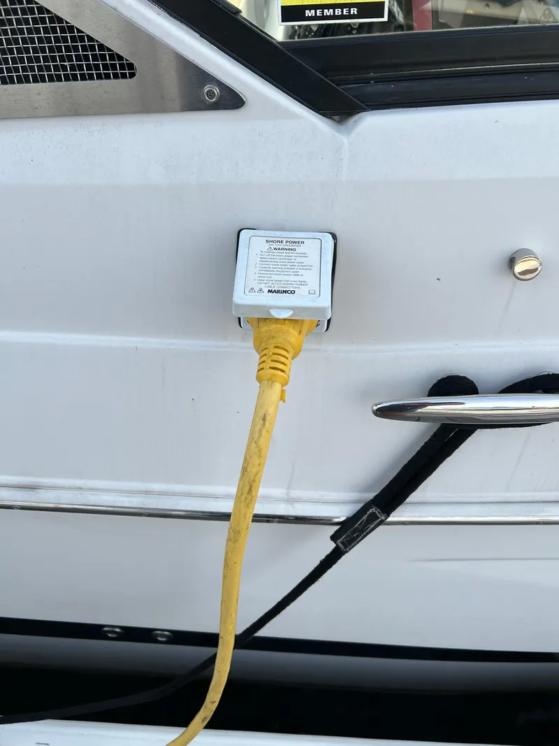 Slide: The Image of 2014 Four Winns Vista 275 boat with yellow power cable connection. - 25