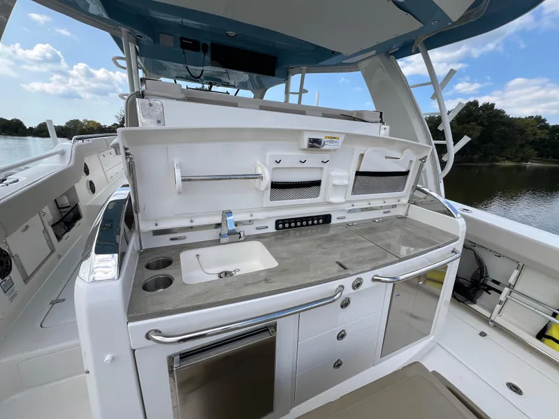 Slide: The Image of Boston Whaler 420 Outrage 2023 - 18
