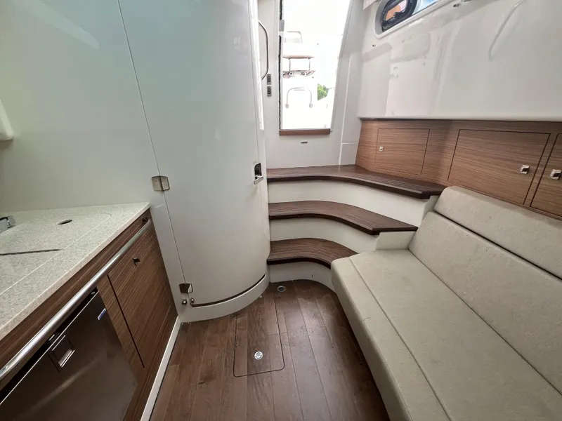 Slide: The Image of Boston Whaler 420 Outrage 2023 - 24