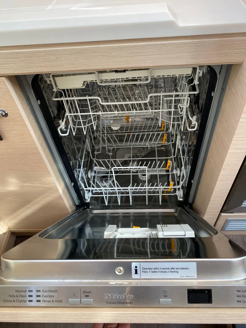 Slide: The Image of Jeanneau 64 2019 - 64