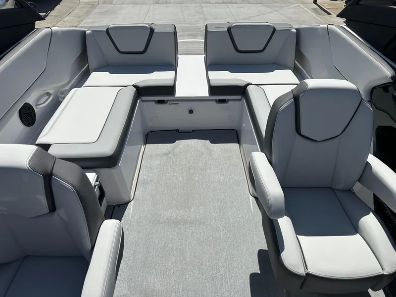 Slide: The Image of Yamaha AR250 w/ Twin 1.8L High output motors! 2025 - 14