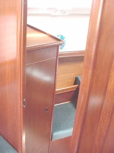 Slide: The Image of Vberth Hanging Locker - 18