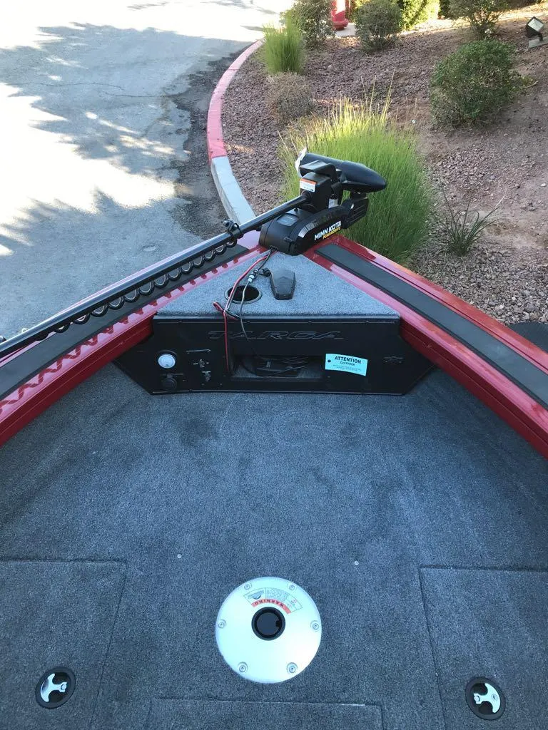 Slide: The Image of 2025 Tracker Targa V-18 Combo boat interior with trolling motor. - 12