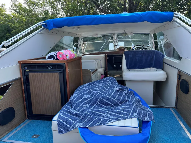 Slide: The Image of 1968 Chris-Craft COMMANDER 27 boat interior with seating, fridge, and blue accents. - 17