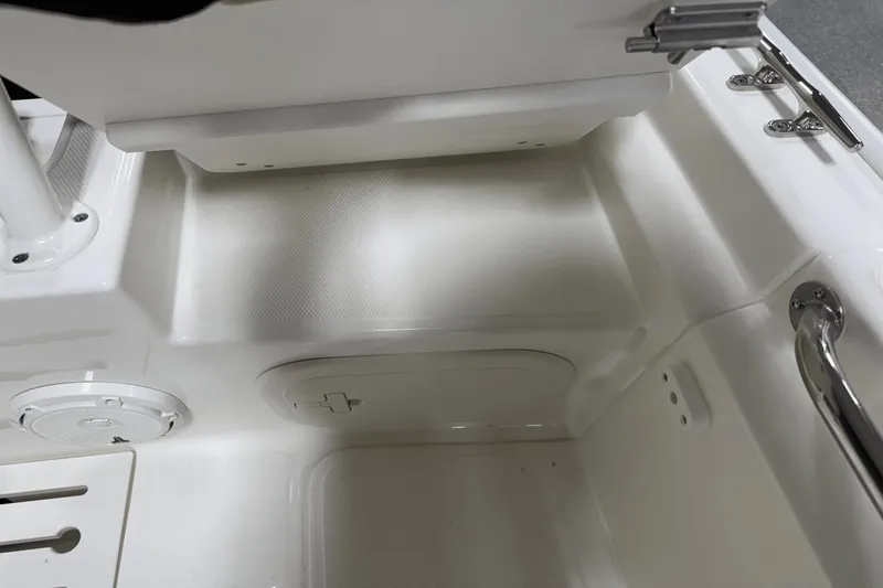 Slide: The Image of Boston Whaler 170 Montauk 2025 - 16