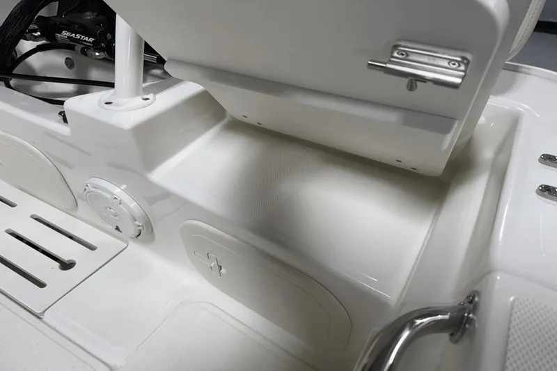Slide: The Image of Boston Whaler 170 Montauk 2025 - 17