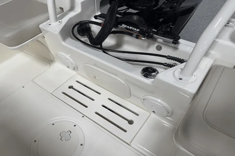 Slide: The Image of Boston Whaler 170 Montauk 2025 - 18