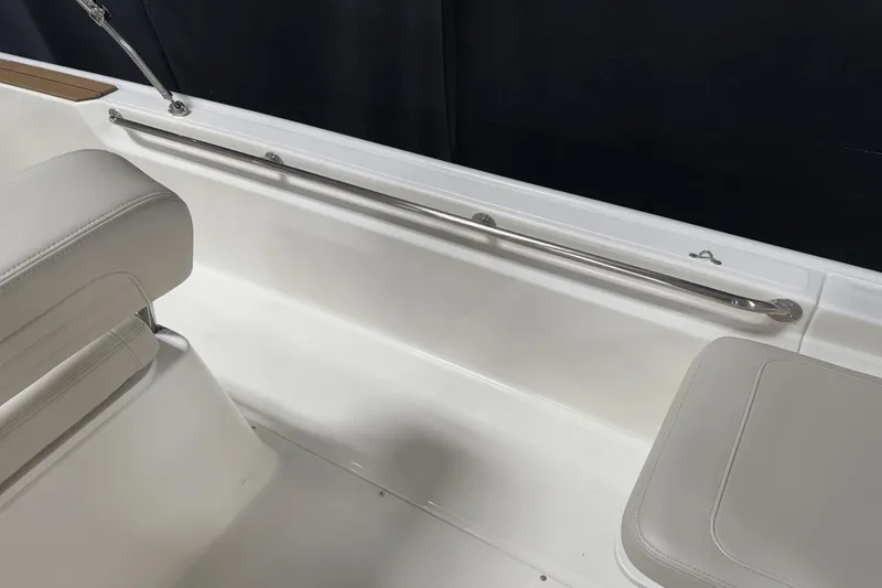 Slide: The Image of Boston Whaler 170 Montauk 2025 - 20