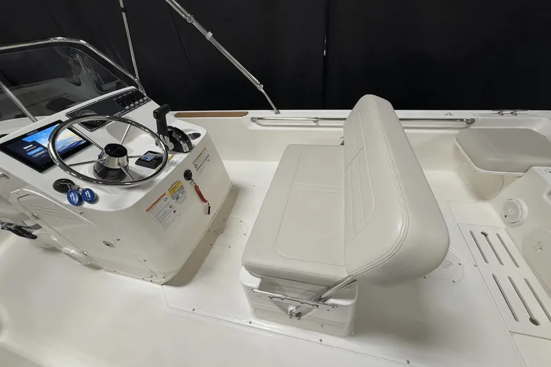 Slide: The Image of Boston Whaler 170 Montauk 2025 - 22