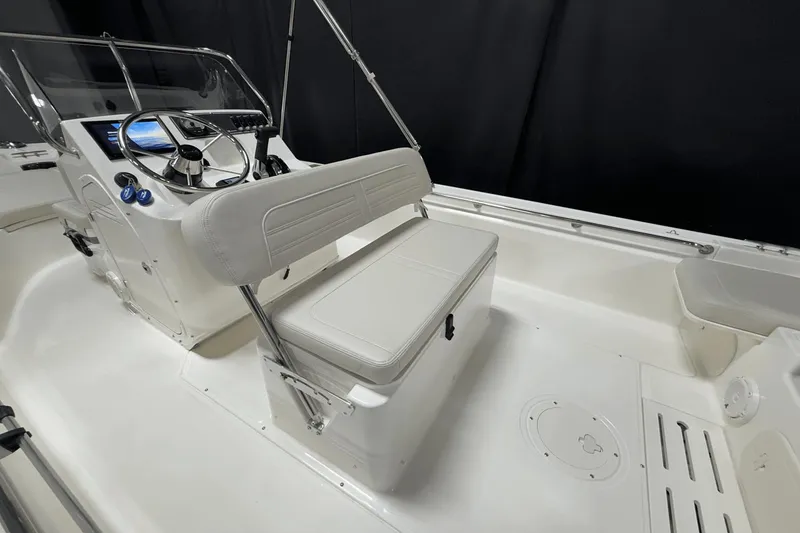 Slide: The Image of Boston Whaler 170 Montauk 2025 - 23