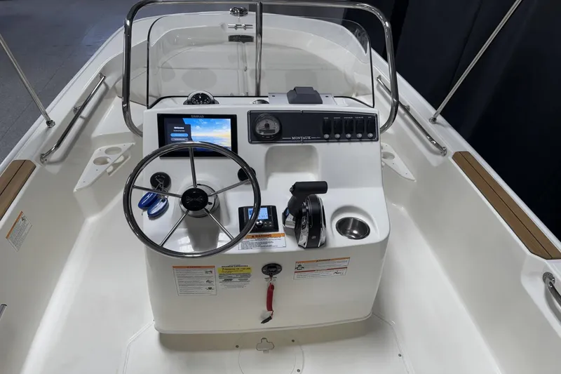 Slide: The Image of Boston Whaler 170 Montauk 2025 - 27