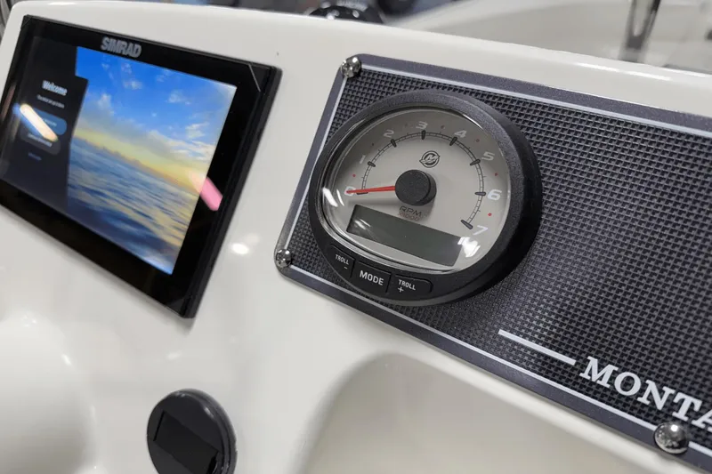 Slide: The Image of Boston Whaler 170 Montauk 2025 - 38