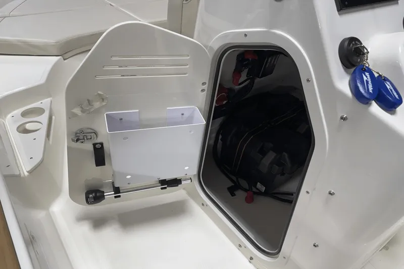 Slide: The Image of Boston Whaler 170 Montauk 2025 - 40